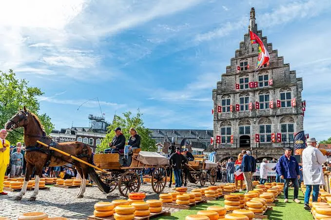 De kaasmarkt voor het stadhuis in Gouda