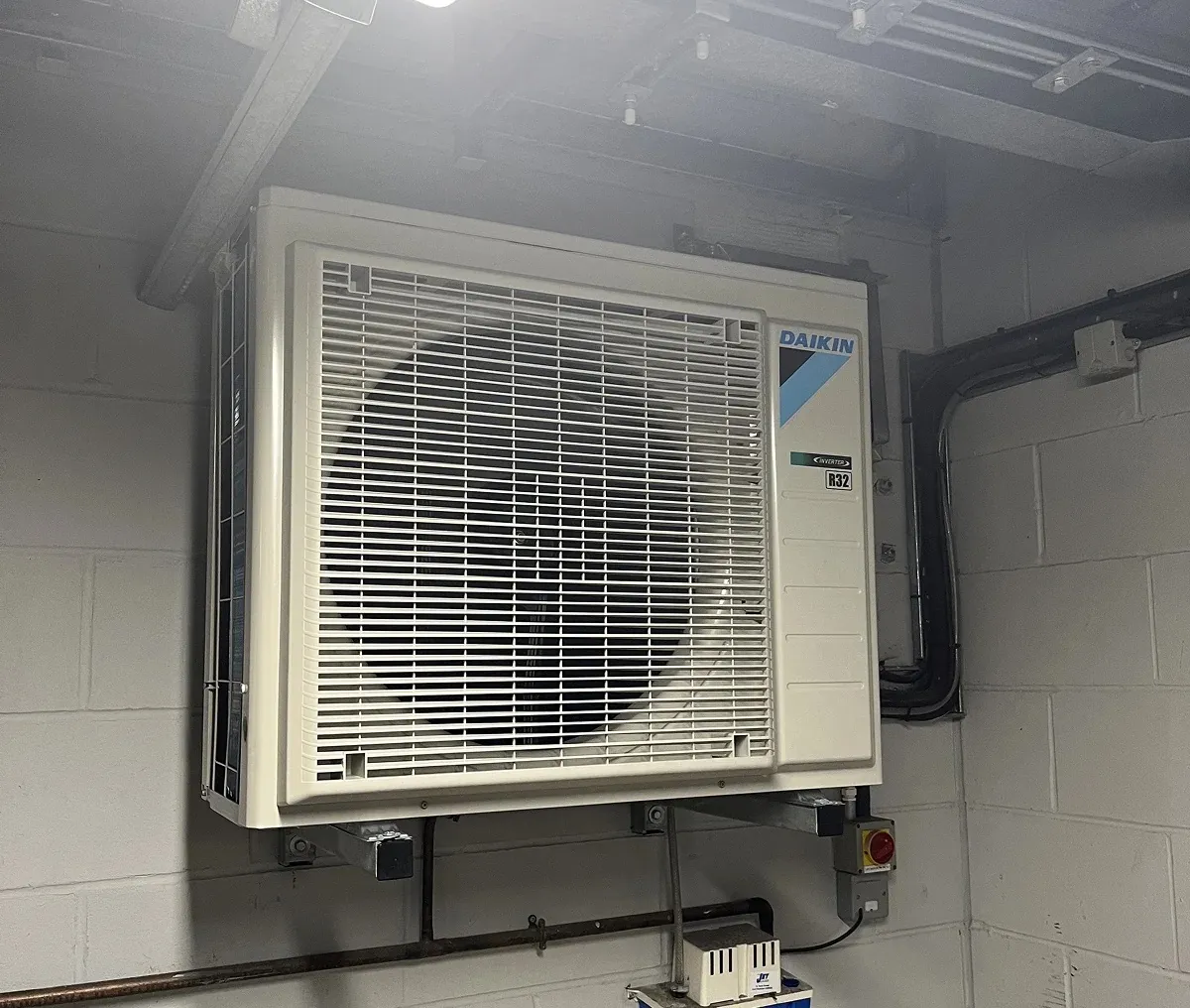 Daikin buitenunit van een zakelijke airco-installatie aan de wand