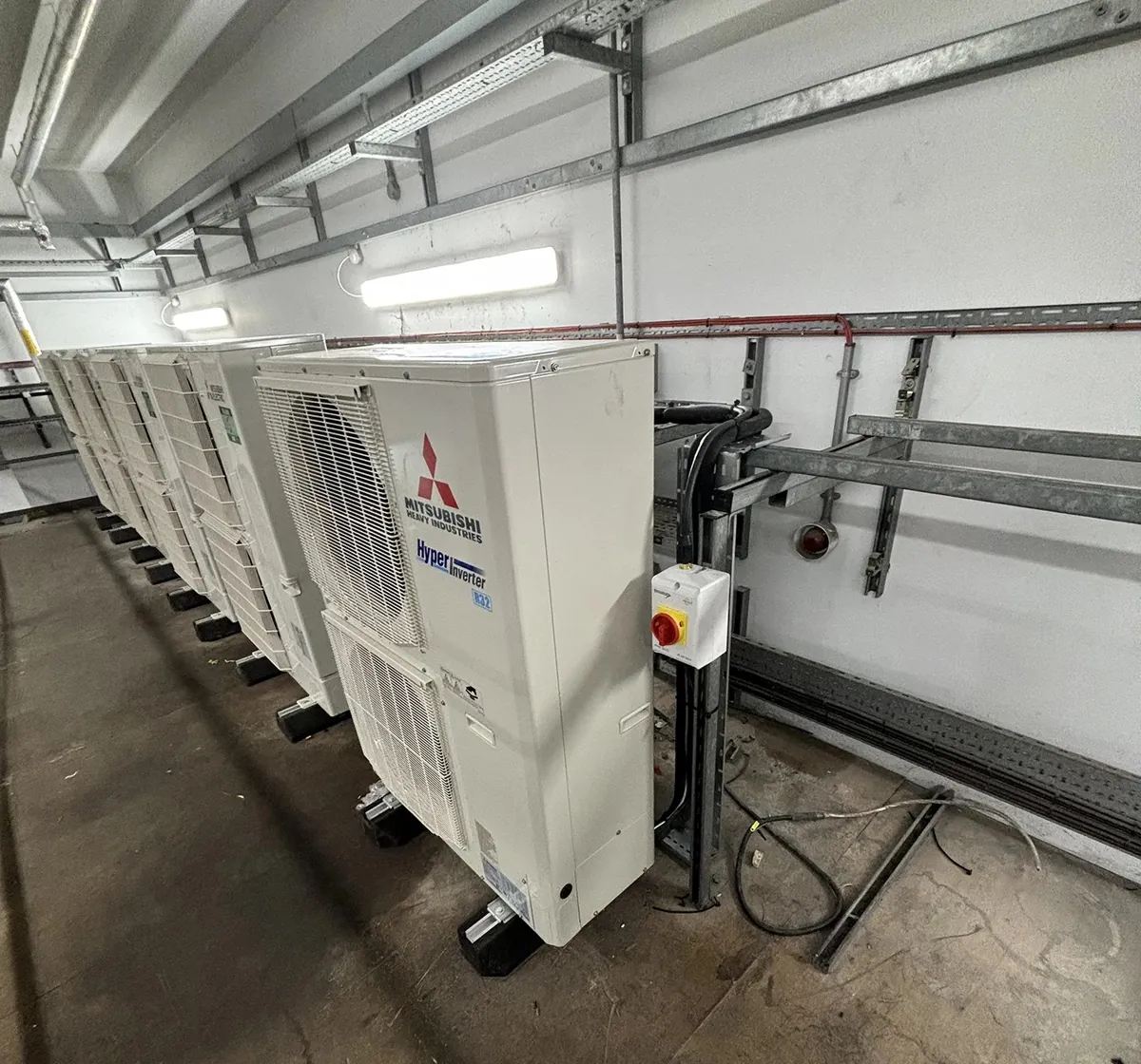 Rij airco-buitenunits in een technische ruimte van een bedrijfspand