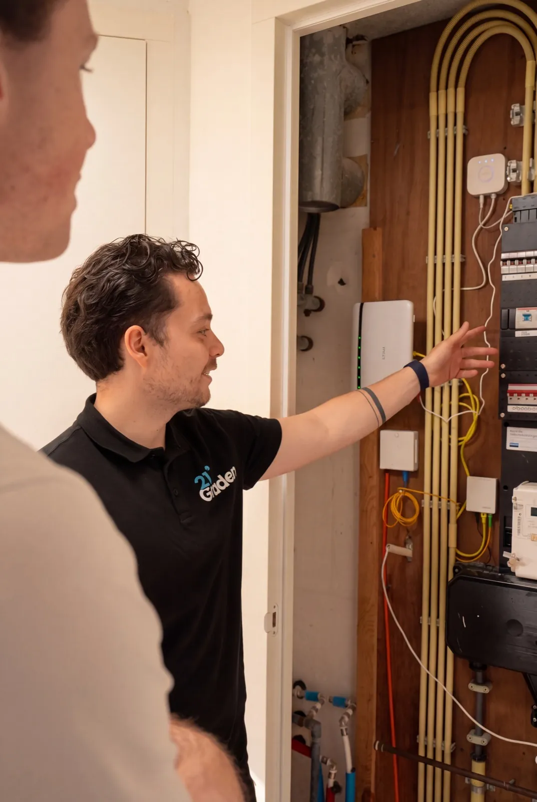 Adviseur van 21 Graden bekijkt de meterkast tijdens de technische schouw