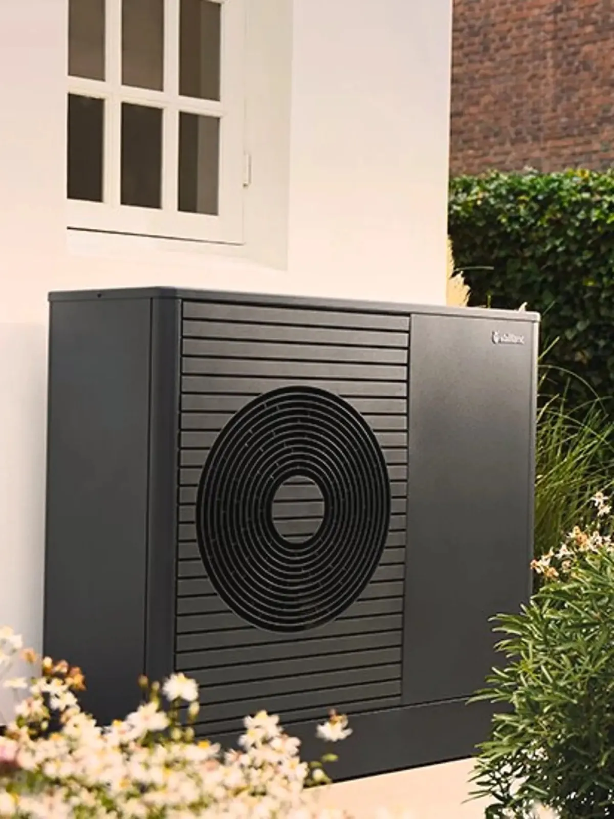 Vaillant warmtepomp buitenunit tegen de gevel van een woning