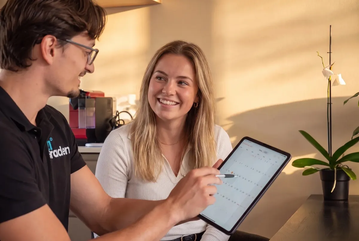 Medewerker van 21 Graden plant de installatie in op een tablet