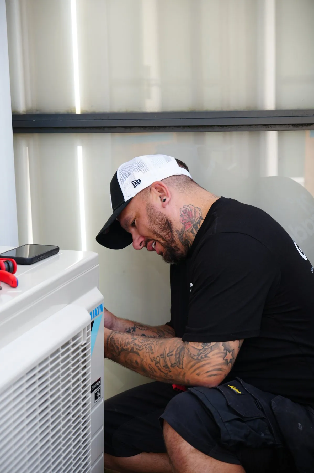 Monteur Wesley van 21 Graden voert onderhoud uit aan een Daikin buitenunit