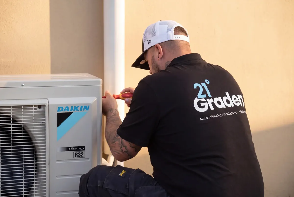 Gecertificeerde monteur van 21 Graden installeert een Daikin buitenunit